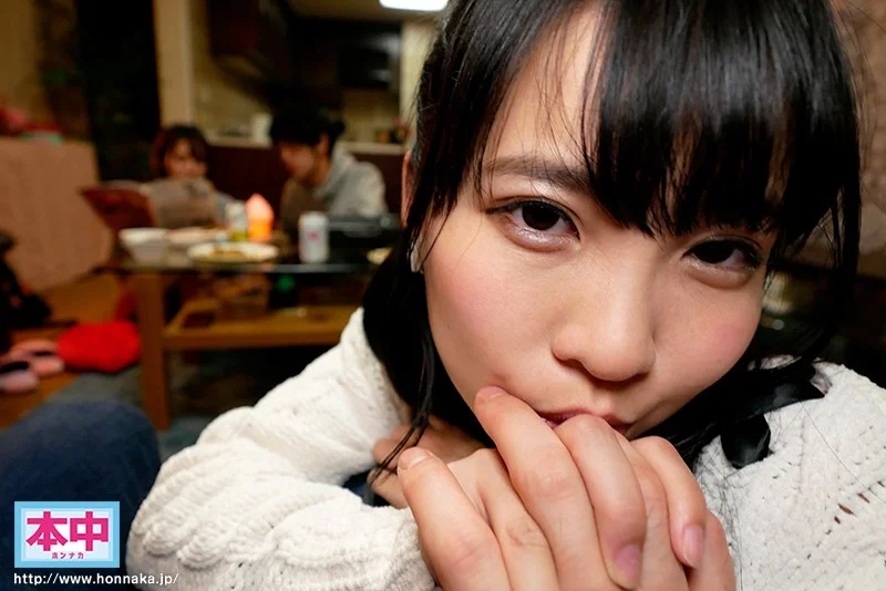 至近距離に彼女がいるのに耳元でコソコソ口説いてくるささやき誘惑中出し 枢木あおいのPR画像です