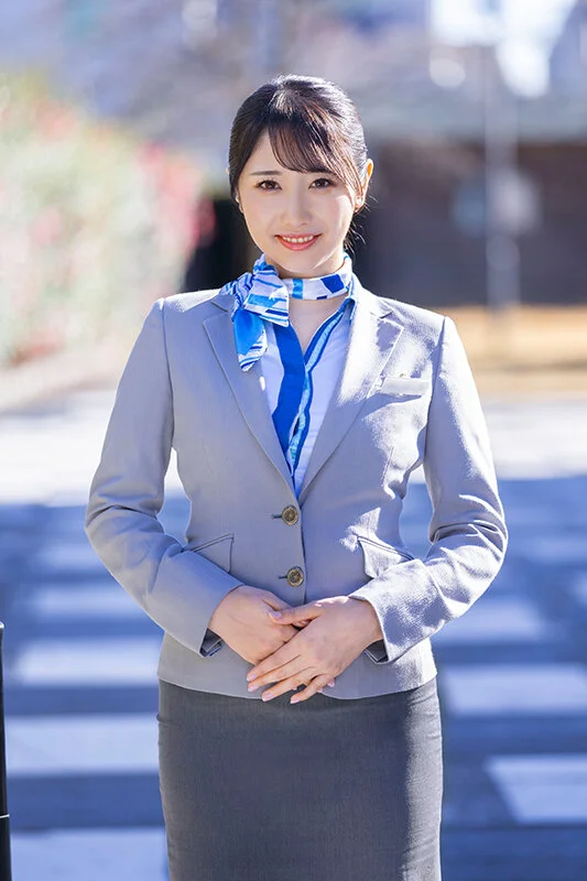 働く女AV出演ドキュメント 現役国際線キャビンアテンダント あすかさん（24歳）170cm高身長、Gカップ巨乳、デカ尻90cm、黒パンスト美脚―。マジックミラー便では口説けなかったハイスペックなCAが交渉の果てに最初で最後のAV DEBUTのパッケージ画像です