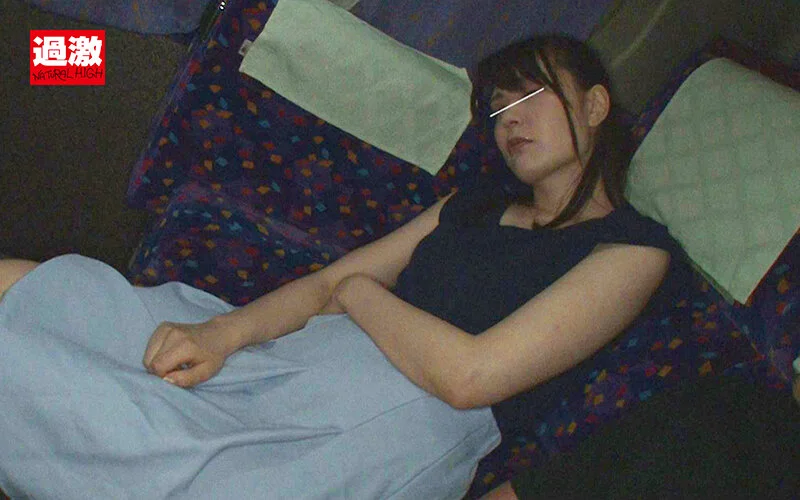 夜行バスで声も出せずイカされた隙に生ハメされた女はスローピストンの痺れる快感に理性を失い中出しも拒めない10のパッケージ画像です