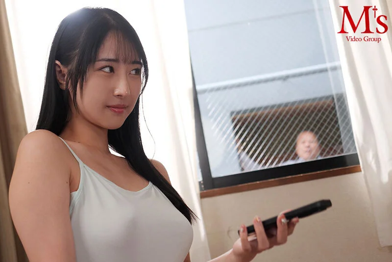 男なら絶対断れない! とてつもなくいやらしい下着姿で中年おやじに見せつけ誘惑してくる向かいの部屋の露出狂お姉さん 小野坂ゆいかのパッケージ画像です