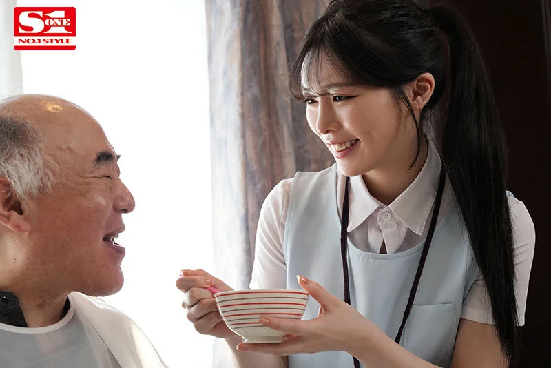 優しくて断れない介護士さんが若い肉体を貪られまくる…高齢者の射精介助10人乱交 黒島玲衣のパッケージ画像です